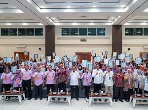 Lamongan Serahkan 170 Sertifikat Halal kepada Pelaku UMKM