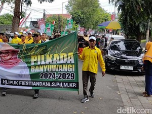 Jalan Kaki ke KPU Banyuwangi, Ipuk-Mujiono Diiringi Caping dan Barong