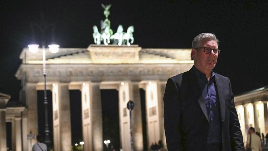 Perdana Menteri Inggris Keir Starmer berjalan di dekat Gerbang Brandenburg di Berlin, pada Selasa, 27 Agustus 2024. (Justin Tallis/Pool Photo via AP)