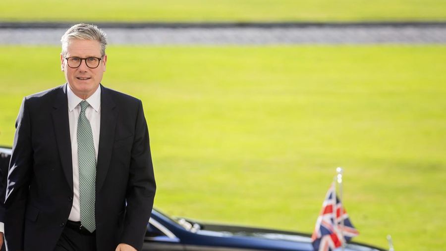 Perdana Menteri Inggris Keir Starmer tiba di Istana Kepresidenan Bellevue saat diterima oleh Presiden Jerman Frank-Walter Steinmeier, Selasa, 28 Agustus 2024 di Berlin, Jerman. (Christoph Soeder/dpa via AP)