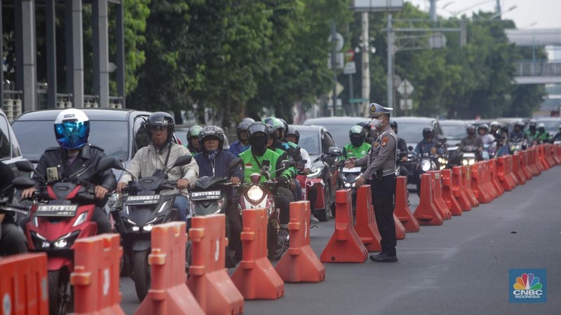 Petugas kepolisian mengatur arus lalu lintas di depan kantor KPU Provinsi DKI Jakrata, Jalan Salemba Raya, Jakarta, Rabu (28/8/2024). Memasuki hari kedua pendaftaran Cagub-Cawagub DKI Jakarta, ruas jalan di depan Kantor KPU DKI Jakarta, Jalan Salemba Raya, Senen, Jakarta Pusat mulai ditutup sebagian. (CNBC Indonesia/Faisal Rahman)