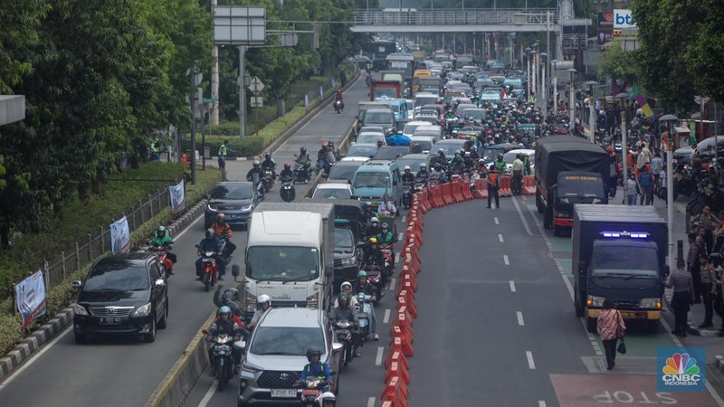 Petugas kepolisian mengatur arus lalu lintas di depan kantor KPU Provinsi DKI Jakrata, Jalan Salemba Raya, Jakarta, Rabu (28/8/2024). Memasuki hari kedua pendaftaran Cagub-Cawagub DKI Jakarta, ruas jalan di depan Kantor KPU DKI Jakarta, Jalan Salemba Raya, Senen, Jakarta Pusat mulai ditutup sebagian. (CNBC Indonesia/Faisal Rahman)