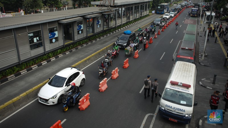 Petugas kepolisian mengatur arus lalu lintas di depan kantor KPU Provinsi DKI Jakrata, Jalan Salemba Raya, Jakarta, Rabu (28/8/2024). Memasuki hari kedua pendaftaran Cagub-Cawagub DKI Jakarta, ruas jalan di depan Kantor KPU DKI Jakarta, Jalan Salemba Raya, Senen, Jakarta Pusat mulai ditutup sebagian. (CNBC Indonesia/Faisal Rahman) Petugas kepolisian mengatur arus lalu lintas di depan kantor KPU Provinsi DKI Jakrata, Jalan Salemba Raya, Jakarta, Rabu (28/8/2024). Memasuki hari kedua pendaftaran Cagub-Cawagub DKI Jakarta, ruas jalan di depan Kantor KPU DKI Jakarta, Jalan Salemba Raya, Senen, Jakarta Pusat mulai ditutup sebagian. (CNBC Indonesia/Faisal Rahman)