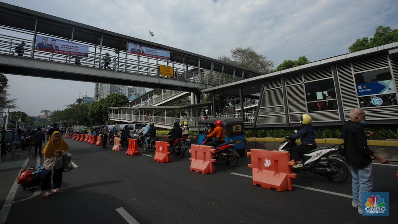 Petugas kepolisian mengatur arus lalu lintas di depan kantor KPU Provinsi DKI Jakrata, Jalan Salemba Raya, Jakarta, Rabu (28/8/2024). Memasuki hari kedua pendaftaran Cagub-Cawagub DKI Jakarta, ruas jalan di depan Kantor KPU DKI Jakarta, Jalan Salemba Raya, Senen, Jakarta Pusat mulai ditutup sebagian. (CNBC Indonesia/Faisal Rahman) Petugas kepolisian mengatur arus lalu lintas di depan kantor KPU Provinsi DKI Jakrata, Jalan Salemba Raya, Jakarta, Rabu (28/8/2024). Memasuki hari kedua pendaftaran Cagub-Cawagub DKI Jakarta, ruas jalan di depan Kantor KPU DKI Jakarta, Jalan Salemba Raya, Senen, Jakarta Pusat mulai ditutup sebagian. (CNBC Indonesia/Faisal Rahman)