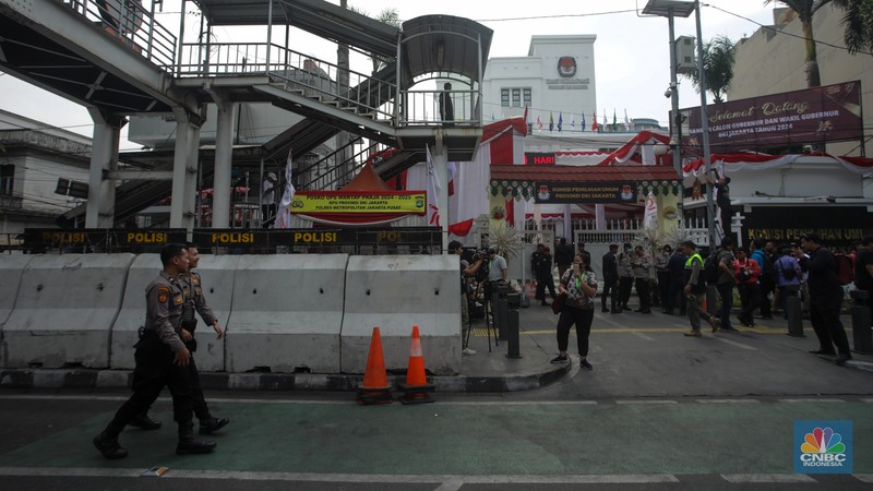 Petugas kepolisian mengatur arus lalu lintas di depan kantor KPU Provinsi DKI Jakrata, Jalan Salemba Raya, Jakarta, Rabu (28/8/2024). Memasuki hari kedua pendaftaran Cagub-Cawagub DKI Jakarta, ruas jalan di depan Kantor KPU DKI Jakarta, Jalan Salemba Raya, Senen, Jakarta Pusat mulai ditutup sebagian. (CNBC Indonesia/Faisal Rahman) Petugas kepolisian mengatur arus lalu lintas di depan kantor KPU Provinsi DKI Jakrata, Jalan Salemba Raya, Jakarta, Rabu (28/8/2024). Memasuki hari kedua pendaftaran Cagub-Cawagub DKI Jakarta, ruas jalan di depan Kantor KPU DKI Jakarta, Jalan Salemba Raya, Senen, Jakarta Pusat mulai ditutup sebagian. (CNBC Indonesia/Faisal Rahman)