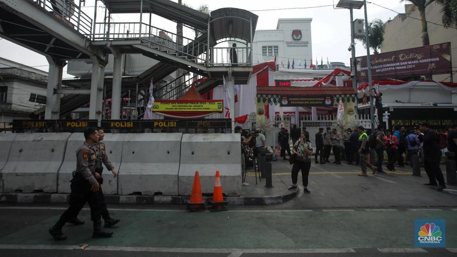 Petugas kepolisian mengatur arus lalu lintas di depan kantor KPU Provinsi DKI Jakrata, Jalan Salemba Raya, Jakarta, Rabu (28/8/2024). Memasuki hari kedua pendaftaran Cagub-Cawagub DKI Jakarta, ruas jalan di depan Kantor KPU DKI Jakarta, Jalan Salemba Raya, Senen, Jakarta Pusat mulai ditutup sebagian. (CNBC Indonesia/Faisal Rahman)