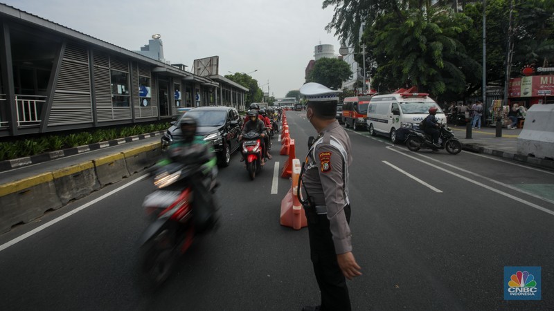 Petugas kepolisian mengatur arus lalu lintas di depan kantor KPU Provinsi DKI Jakrata, Jalan Salemba Raya, Jakarta, Rabu (28/8/2024). Memasuki hari kedua pendaftaran Cagub-Cawagub DKI Jakarta, ruas jalan di depan Kantor KPU DKI Jakarta, Jalan Salemba Raya, Senen, Jakarta Pusat mulai ditutup sebagian. (CNBC Indonesia/Faisal Rahman) Petugas kepolisian mengatur arus lalu lintas di depan kantor KPU Provinsi DKI Jakrata, Jalan Salemba Raya, Jakarta, Rabu (28/8/2024). Memasuki hari kedua pendaftaran Cagub-Cawagub DKI Jakarta, ruas jalan di depan Kantor KPU DKI Jakarta, Jalan Salemba Raya, Senen, Jakarta Pusat mulai ditutup sebagian. (CNBC Indonesia/Faisal Rahman)