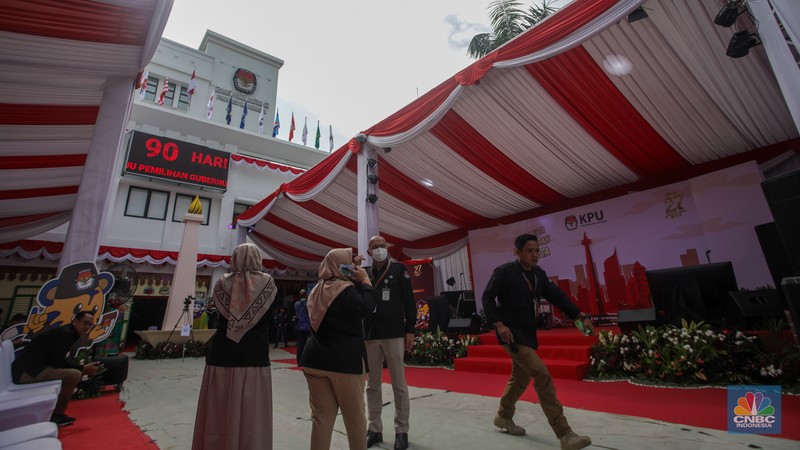 Petugas kepolisian mengatur arus lalu lintas di depan kantor KPU Provinsi DKI Jakrata, Jalan Salemba Raya, Jakarta, Rabu (28/8/2024). Memasuki hari kedua pendaftaran Cagub-Cawagub DKI Jakarta, ruas jalan di depan Kantor KPU DKI Jakarta, Jalan Salemba Raya, Senen, Jakarta Pusat mulai ditutup sebagian. (CNBC Indonesia/Faisal Rahman) Petugas kepolisian mengatur arus lalu lintas di depan kantor KPU Provinsi DKI Jakrata, Jalan Salemba Raya, Jakarta, Rabu (28/8/2024). Memasuki hari kedua pendaftaran Cagub-Cawagub DKI Jakarta, ruas jalan di depan Kantor KPU DKI Jakarta, Jalan Salemba Raya, Senen, Jakarta Pusat mulai ditutup sebagian. (CNBC Indonesia/Faisal Rahman)