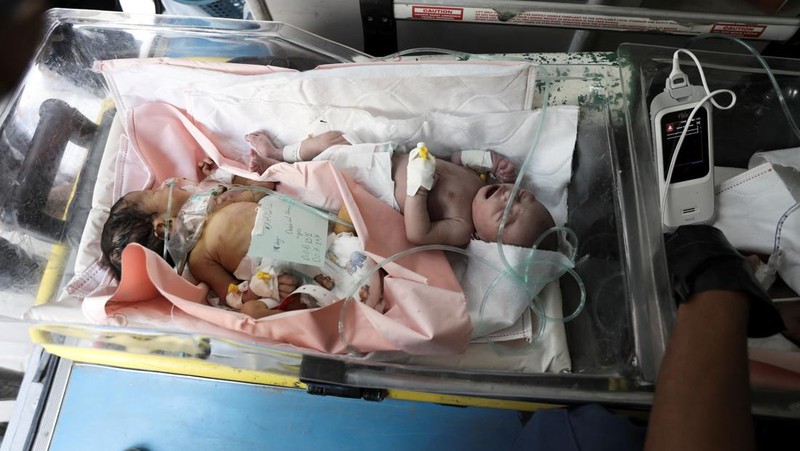 Petugas membawa bayi-bayi prematur Palestina yang dievakuasi dari Rumah Sakit Al-Aqsa ke Rumah Sakit Nasser Khan Younis, menyusul perintah evakuasi untuk wilayah sekitar Rumah Sakit Al-Aqsa di tengah konflik Israel-Hamas, di Deir Al-Balah di Jalur Gaza tengah, 26 Agustus 2024. (REUTERS/Abd elhkeem Khaled)