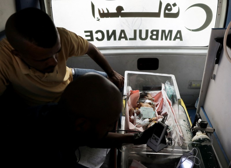 Petugas membawa bayi-bayi prematur Palestina yang dievakuasi dari Rumah Sakit Al-Aqsa ke Rumah Sakit Nasser Khan Younis, menyusul perintah evakuasi untuk wilayah sekitar Rumah Sakit Al-Aqsa di tengah konflik Israel-Hamas, di Deir Al-Balah di Jalur Gaza tengah, 26 Agustus 2024. (REUTERS/Abd elhkeem Khaled)