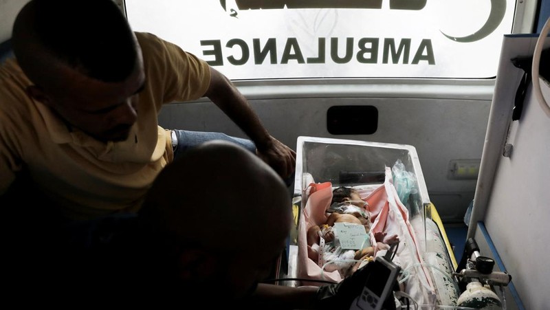 Petugas membawa bayi-bayi prematur Palestina yang dievakuasi dari Rumah Sakit Al-Aqsa ke Rumah Sakit Nasser Khan Younis, menyusul perintah evakuasi untuk wilayah sekitar Rumah Sakit Al-Aqsa di tengah konflik Israel-Hamas, di Deir Al-Balah di Jalur Gaza tengah, 26 Agustus 2024. (REUTERS/Abd elhkeem Khaled)