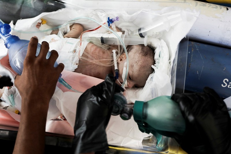 Petugas membawa bayi-bayi prematur Palestina yang dievakuasi dari Rumah Sakit Al-Aqsa ke Rumah Sakit Nasser Khan Younis, menyusul perintah evakuasi untuk wilayah sekitar Rumah Sakit Al-Aqsa di tengah konflik Israel-Hamas, di Deir Al-Balah di Jalur Gaza tengah, 26 Agustus 2024. (REUTERS/Abd elhkeem Khaled) Petugas membawa bayi-bayi prematur Palestina yang dievakuasi dari Rumah Sakit Al-Aqsa ke Rumah Sakit Nasser Khan Younis, menyusul perintah evakuasi untuk wilayah sekitar Rumah Sakit Al-Aqsa di tengah konflik Israel-Hamas, di Deir Al-Balah di Jalur Gaza tengah, 26 Agustus 2024. (REUTERS/Abd elhkeem Khaled)