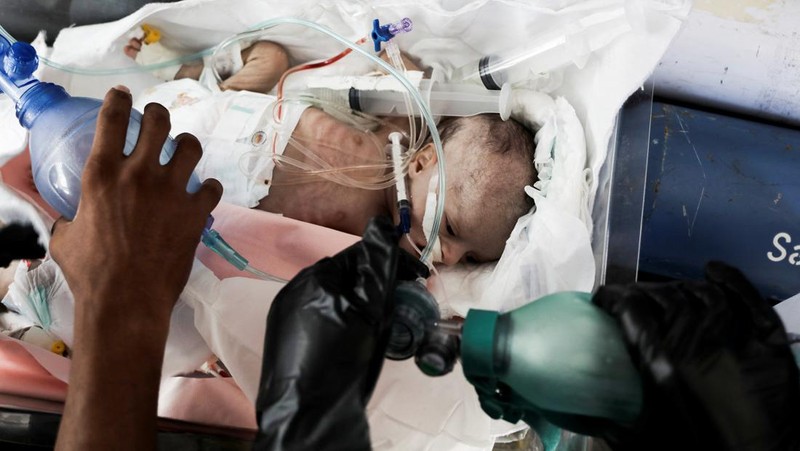 Petugas membawa bayi-bayi prematur Palestina yang dievakuasi dari Rumah Sakit Al-Aqsa ke Rumah Sakit Nasser Khan Younis, menyusul perintah evakuasi untuk wilayah sekitar Rumah Sakit Al-Aqsa di tengah konflik Israel-Hamas, di Deir Al-Balah di Jalur Gaza tengah, 26 Agustus 2024. (REUTERS/Abd elhkeem Khaled)