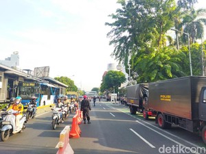 Jelang Pendaftaran Paslon Pilgub DKI, Jalan Salemba Depan KPU Ditutup