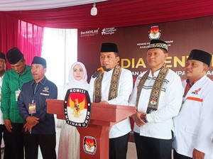 Ronny Wahyono-Wahyu Saptono Hadi Jadi Pendaftar Pertama di KPU Pacitan