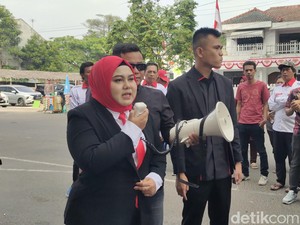 Jadi Anggota DPRD Lebak Lewat PDIP, Pedagang Sayur Ini Diantar Becak