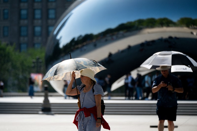 Seorang wanita menggunakan payung untuk melindungi dirinya dari sinar matahari selama cuaca panas di Chicago, Illinois, AS, 26 Agustus 2024. Seorang wanita menggunakan payung untuk melindungi dirinya dari sinar matahari selama cuaca panas di Chicago, Illinois, AS, 26 Agustus 2024. (REUTERS/Vincent Alban)