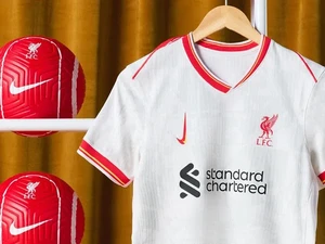 Logo Nike di Seragam Ketiga Liverpool kok Begini? Ternyata...