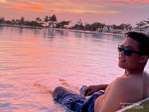 Menikmati Kolam Renang Terbesar Se-ASEAN