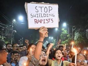 Gempar Dokter Diperkosa-Dibunuh, Warga Blokir Rel Kereta-Cegat Bus di India