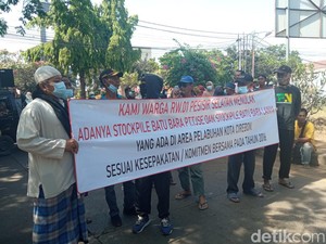 Keluhkan Debu Batu Bara, Warga Pesisir Selatan Cirebon Demo di Pelabuhan