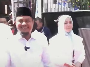 ASS-Fatma Daftar Pilgub ke KPU Sulsel, Kompak Pakai Seragam Putih