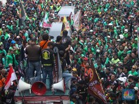 Polisi Pasang Barikade, Massa Demo Ojol Terjebak di Patung Kuda