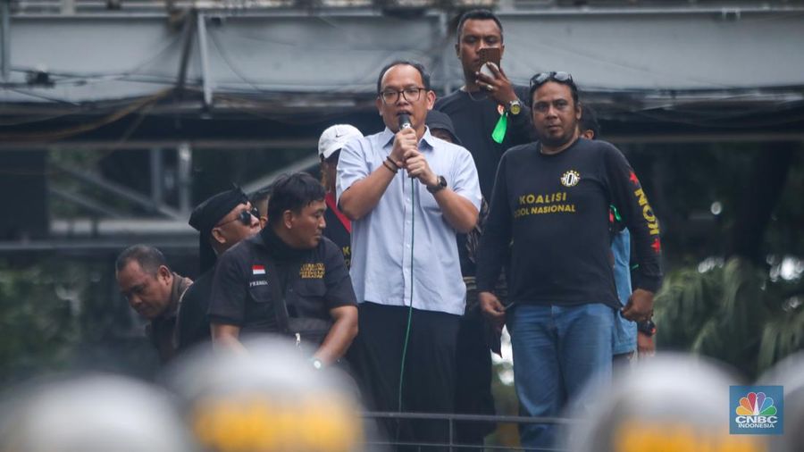 Direktur Pengendalian Pos dan Informatika Ditjen PPI, Gunawan Hutagalung menemui pengemudi ojol dan kurir online yang melakukan unjuk rasa di kawasan Patung Kuda Arjuna Wijaya, Jakarta, Kamis (29/8/2024). (CNBC Indonesia/Faisal Rahman)