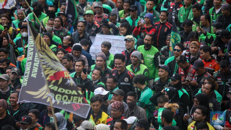 Gabungan ojek online (ojol) dan kurir se-Jabodetabek menggelar unjuk rasa di kawasan Patung Kuda Arjuna Wijaya, Jakarta, Kamis (29/8/2024). (CNBC Indonesia/Faisal Rahman) Gabungan ojek online (ojol) dan kurir se-Jabodetabek menggelar unjuk rasa di kawasan Patung Kuda Arjuna Wijaya, Jakarta, Kamis (29/8/2024). (CNBC Indonesia/Faisal Rahman)