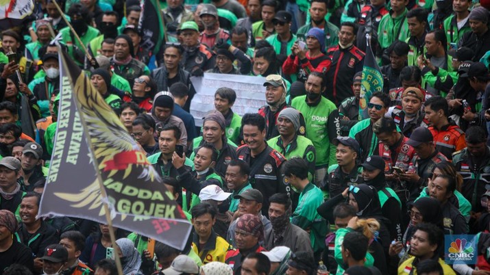 Gabungan ojek online (ojol) dan kurir se-Jabodetabek menggelar unjuk rasa di kawasan Patung Kuda Arjuna Wijaya, Jakarta, Kamis (29/8/2024). (CNBC Indonesia/Faisal Rahman)