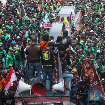 Penampakan Lautan Hijau Ojol-Kurir Online Serbu Patung Kuda