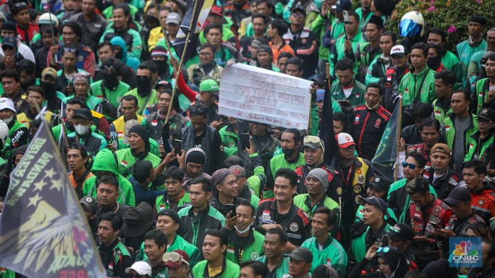 Gabungan ojek online (ojol) dan kurir se-Jabodetabek menggelar unjuk rasa di kawasan Patung Kuda Arjuna Wijaya, Jakarta, Kamis (29/8/2024). (CNBC Indonesia/Faisal Rahman)