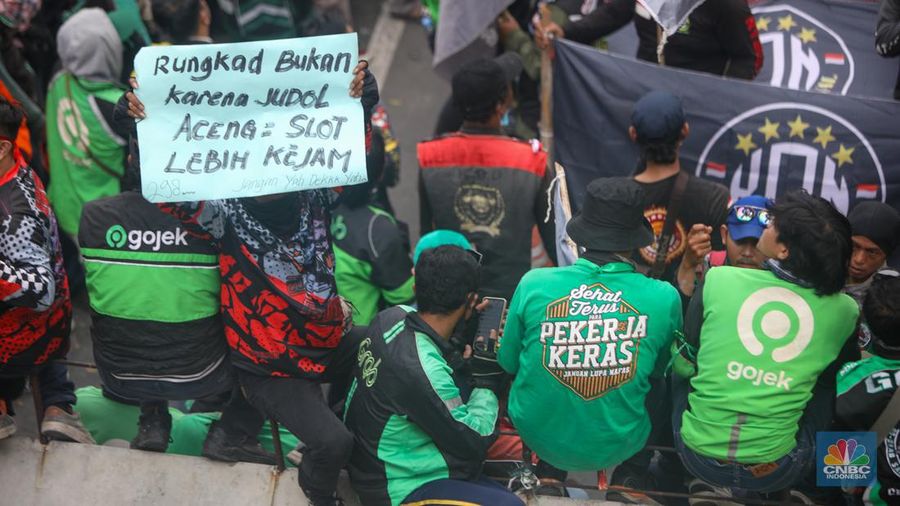 Gabungan ojek online (ojol) dan kurir se-Jabodetabek menggelar unjuk rasa di kawasan Patung Kuda Arjuna Wijaya, Jakarta, Kamis (29/8/2024). (CNBC Indonesia/Faisal Rahman)