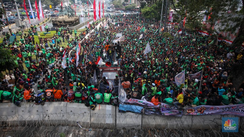 Gabungan ojek online (ojol) dan kurir se-Jabodetabek menggelar unjuk rasa di kawasan Patung Kuda Arjuna Wijaya, Jakarta, Kamis (29/8/2024). (CNBC Indonesia/Faisal Rahman) Gabungan ojek online (ojol) dan kurir se-Jabodetabek menggelar unjuk rasa di kawasan Patung Kuda Arjuna Wijaya, Jakarta, Kamis (29/8/2024). (CNBC Indonesia/Faisal Rahman)