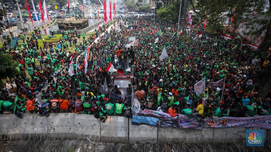 Gabungan ojek online (ojol) dan kurir se-Jabodetabek menggelar unjuk rasa di kawasan Patung Kuda Arjuna Wijaya, Jakarta, Kamis (29/8/2024). (CNBC Indonesia/Faisal Rahman)