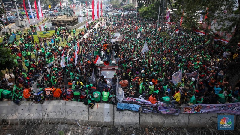 Gabungan ojek online (ojol) dan kurir se-Jabodetabek menggelar unjuk rasa di kawasan Patung Kuda Arjuna Wijaya, Jakarta, Kamis (29/8/2024). (CNBC Indonesia/Faisal Rahman)