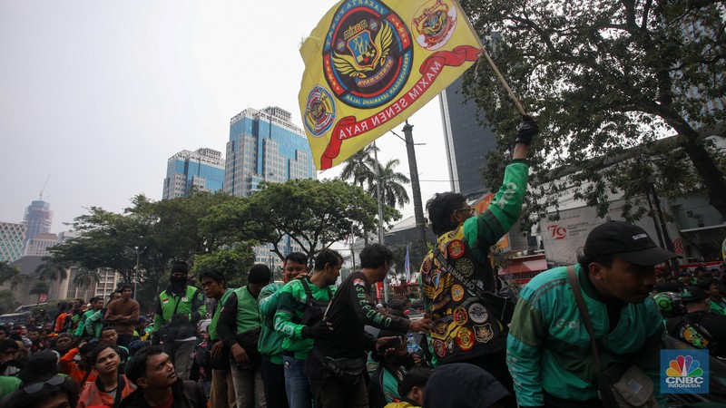 Gabungan ojek online (ojol) dan kurir se-Jabodetabek menggelar unjuk rasa di kawasan Patung Kuda Arjuna Wijaya, Jakarta, Kamis (29/8/2024). (CNBC Indonesia/Faisal Rahman) Gabungan ojek online (ojol) dan kurir se-Jabodetabek menggelar unjuk rasa di kawasan Patung Kuda Arjuna Wijaya, Jakarta, Kamis (29/8/2024). (CNBC Indonesia/Faisal Rahman)