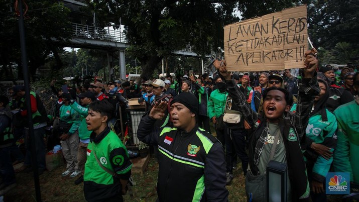 Gabungan ojek online (ojol) dan kurir se-Jabodetabek menggelar unjuk rasa di kawasan Patung Kuda Arjuna Wijaya, Jakarta, Kamis (29/8/2024). (CNBC Indonesia/Faisal Rahman)