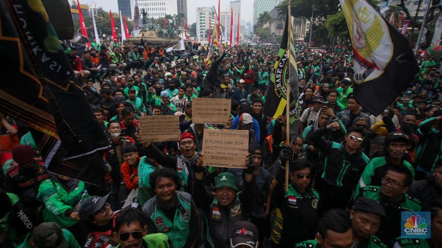 Gabungan ojek online (ojol) dan kurir se-Jabodetabek menggelar unjuk rasa di kawasan Patung Kuda Arjuna Wijaya, Jakarta, Kamis (29/8/2024). (CNBC Indonesia/Faisal Rahman)