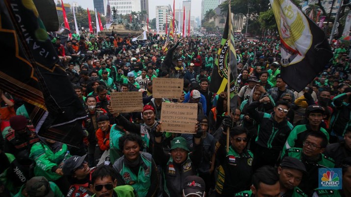 Gabungan ojek online (ojol) dan kurir se-Jabodetabek menggelar unjuk rasa di kawasan Patung Kuda Arjuna Wijaya, Jakarta, Kamis (29/8/2024). (CNBC Indonesia/Faisal Rahman)