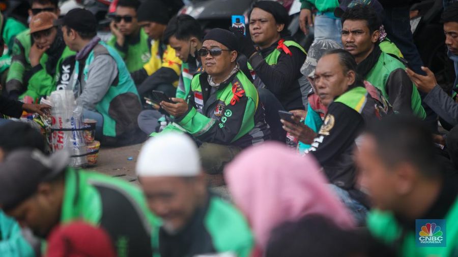 Gabungan ojek online (ojol) dan kurir se-Jabodetabek menggelar unjuk rasa di kawasan Patung Kuda Arjuna Wijaya, Jakarta, Kamis (29/8/2024). (CNBC Indonesia/Faisal Rahman)