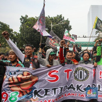 Detik-Detik Ojol dan Kurir Online Serbu Patung Kuda, Aksi Demo 4 Titik