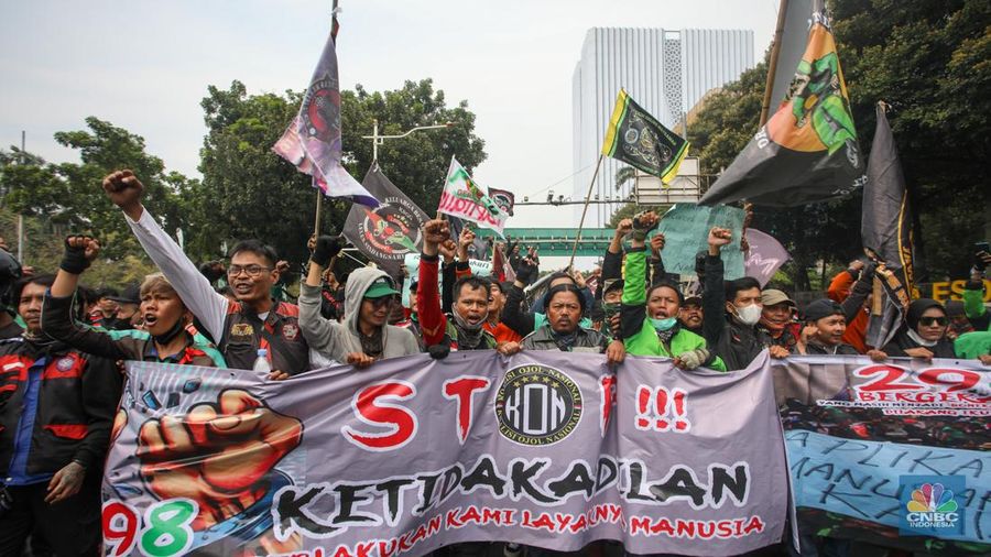 Gabungan ojek online (ojol) dan kurir se-Jabodetabek menggelar unjuk rasa di kawasan Patung Kuda Arjuna Wijaya, Jakarta, Kamis (29/8/2024). (CNBC Indonesia/Faisal Rahman)