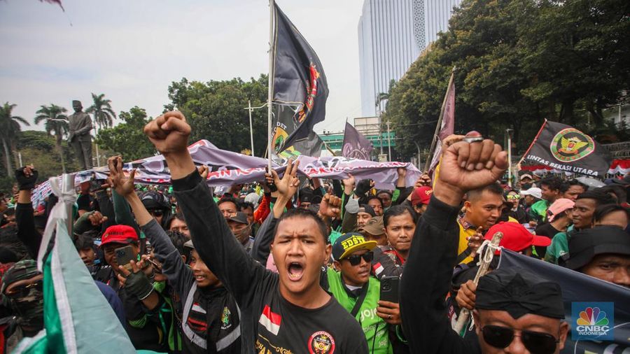 Gabungan ojek online (ojol) dan kurir se-Jabodetabek menggelar unjuk rasa di kawasan Patung Kuda Arjuna Wijaya, Jakarta, Kamis (29/8/2024). (CNBC Indonesia/Faisal Rahman)