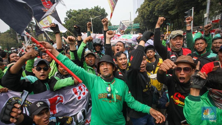 Gabungan ojek online (ojol) dan kurir se-Jabodetabek menggelar unjuk rasa di kawasan Patung Kuda Arjuna Wijaya, Jakarta, Kamis (29/8/2024). (CNBC Indonesia/Faisal Rahman)