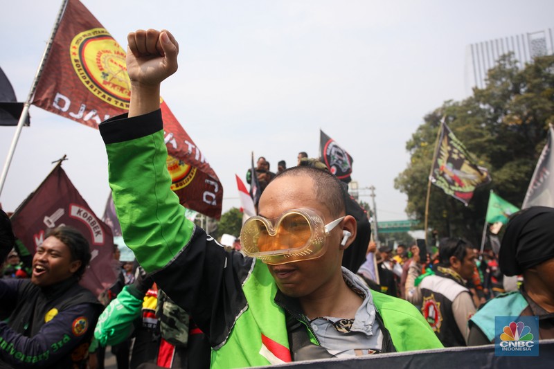 Gabungan ojek online (ojol) dan kurir se-Jabodetabek menggelar unjuk rasa di kawasan Patung Kuda Arjuna Wijaya, Jakarta, Kamis (29/8/2024). (CNBC Indonesia/Faisal Rahman) Gabungan ojek online (ojol) dan kurir se-Jabodetabek menggelar unjuk rasa di kawasan Patung Kuda Arjuna Wijaya, Jakarta, Kamis (29/8/2024). (CNBC Indonesia/Faisal Rahman)