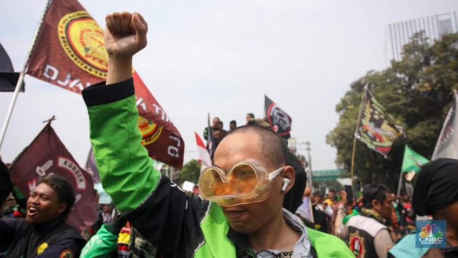 Gabungan ojek online (ojol) dan kurir se-Jabodetabek menggelar unjuk rasa di kawasan Patung Kuda Arjuna Wijaya, Jakarta, Kamis (29/8/2024). (CNBC Indonesia/Faisal Rahman)