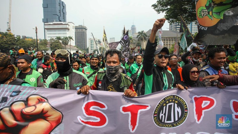 Massa mahasiswa kembali menggelar demonstrasi di depan Gedung DPR/MPR, Senayan, Jakarta Selatan. Mereka berdemo dengan aspirasi untuk mengawal putusan Mahkamah Konstitusi (MK) terkait revisi Undang-Undang Pilkada. (վ/Faisal Rahman)