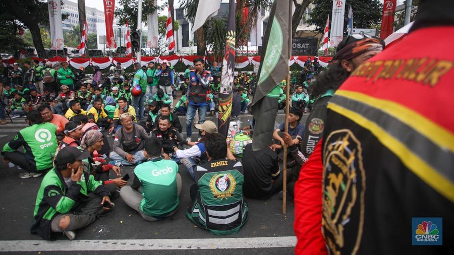 Gabungan ojek online (ojol) dan kurir se-Jabodetabek menggelar unjuk rasa di kawasan Patung Kuda Arjuna Wijaya, Jakarta, Kamis (29/8/2024). (CNBC Indonesia/Faisal Rahman)