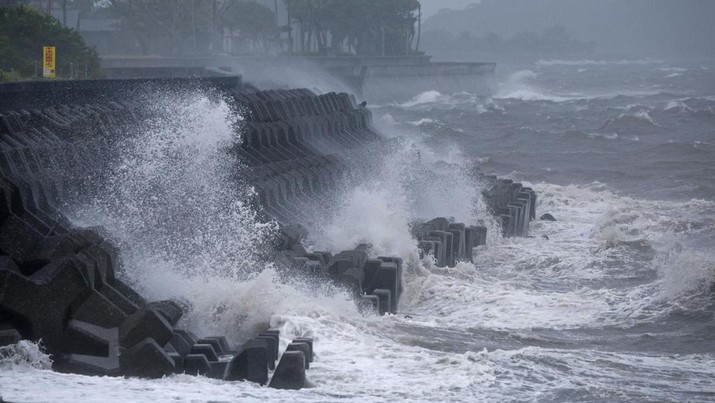 Gelombang tinggi terpantau di sepanjang pantai saat Topan Shanshan mendekati Jepang barat daya di Ibusuki, Prefektur Kagoshima, 28 Agustus 2024, dalam foto yang diambil oleh Kyodo. (Mandatory credit Kyodo/via REUTERS)